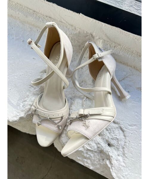 EATME(イートミー)の「チェーンベルトデザインサンダル(サンダル・レディース・ブルー/アイボリー/ブラック/オレンジ・S/M/L)」の2枚目の写真