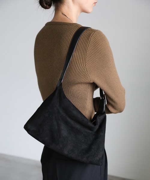 select MOCA(セレクトモカ)の「フェイクスエードワンショルダーバッグ(ショルダーバッグ・レディース・ブラウン/ブラック/グレー・FREE)」の2枚目の写真