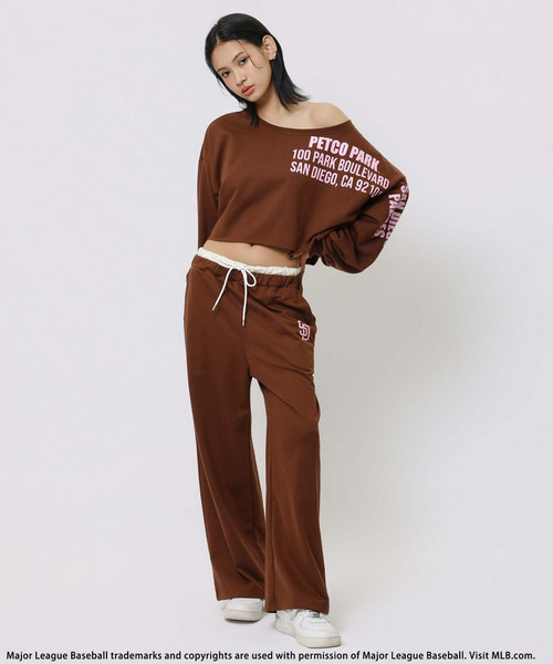 BACK TO THE FIELD(バック トゥー ザ フィールド)の「【MLB】プリントロゴオフショルダーセットアップ(セットアップ・レディース・ブラウン/ブラック/グレー・FREE)」の1枚目の写真