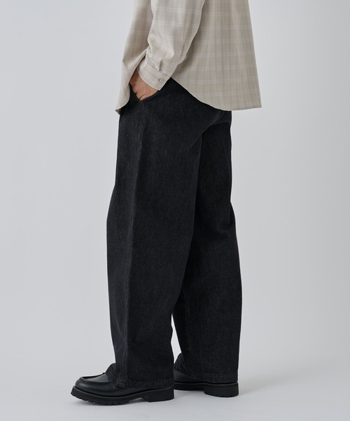 COLONY 2139（コロニートゥーワンスリーナイン）の「2タックストレートデニムスラックス（デニムパンツ・メンズ・ブラック/インディゴブルー・LARGE/MEDIUM）」の14枚目の写真