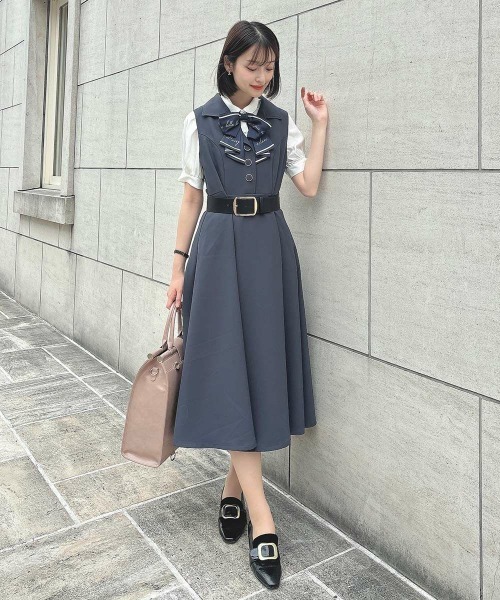 an another angelus（アンアナザーアンジェラス）の「ベルト付き開衿ジレワンピース（ワンピース・レディース・レンガ/グレー・FREE）」の13枚目の写真