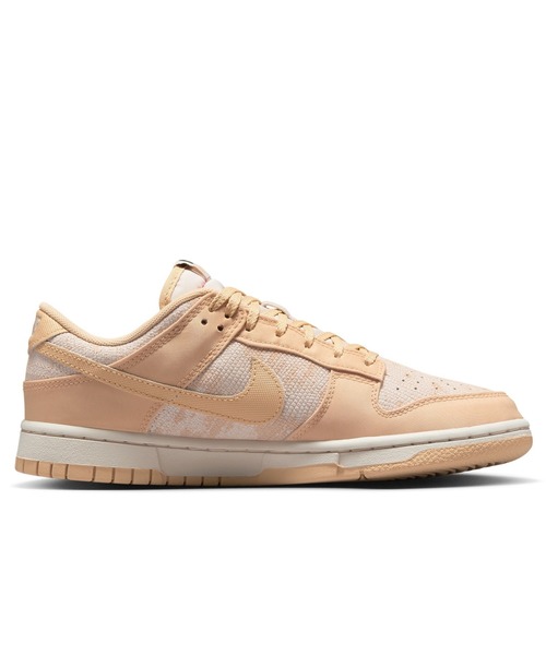 NIKE（ナイキ）の「NIKE WMNS DUNK LOW HJ5777-101（スニーカー・レディース・ベージュ・23.5cm/24cm/24.5cm/25cm）」の2枚目の写真