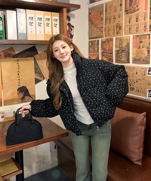 Ressaca(レサーカ)の「小花柄ショートダウンジャケット(ダウンジャケット/コート・レディース・ピンク/ホワイト/グレー/ブラック・M)」の5枚目の写真