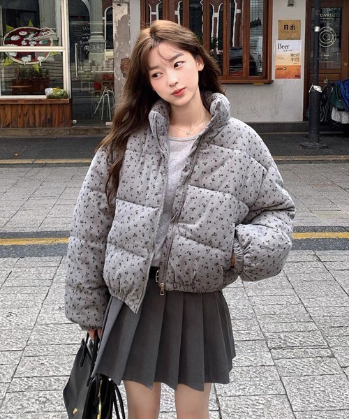 グレー 花柄 ダウンジャケット タトラスの新作“花柄”ダウンジャケット、たっぷりファー付きベスト