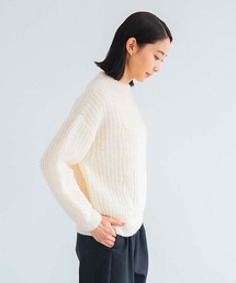 ケーブル編みのチャンキーセーター
