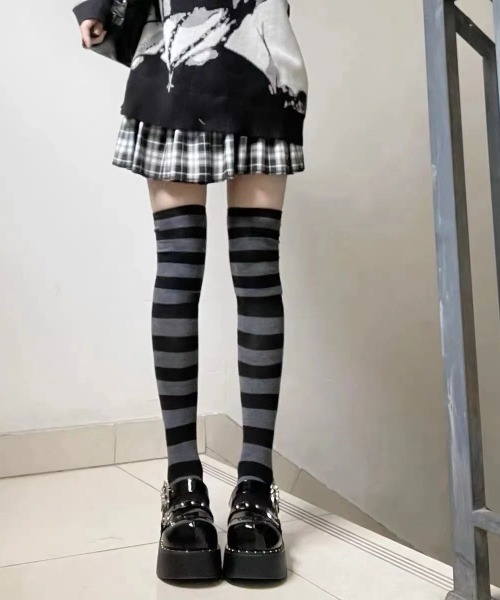 Mayree(メイリー)の「【urge select】ボーダー カラー ニーハイソックス【8色展開】(ソックス/靴下・レディース・その他6/その他4/その他7/その他8/その他1/その他2/その他3/その他5・FREE)」の2枚目の写真