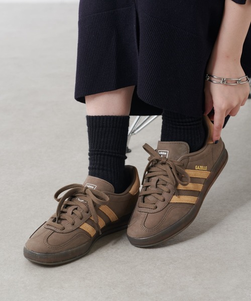 COLLAGE GALLARDAGALANTE(コラージュガリャルダガランテ)の「adidas/GAZELLE INDOOR(スニーカー・レディース・ダークブラウン・23.5cm/24cm/24.5cm)」の1枚目の写真