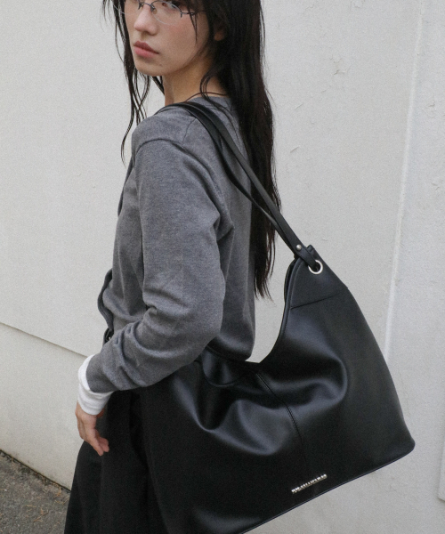 IUGAMAKARAS（イウガマカラス）の「Essential Hobo Shoulder Bag (Black)（ショルダーバッグ・レディース・その他・FREE）」の2枚目の写真