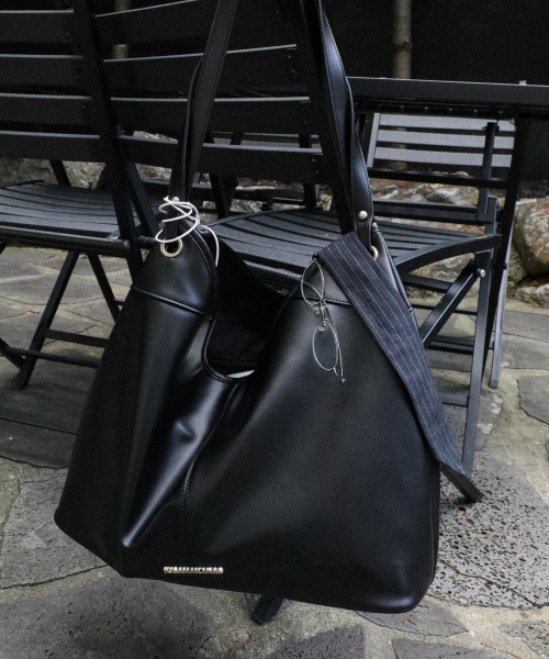 IUGAMAKARAS（イウガマカラス）の「Essential Hobo Shoulder Bag (Black)（ショルダーバッグ・レディース・その他・FREE）」の5枚目の写真