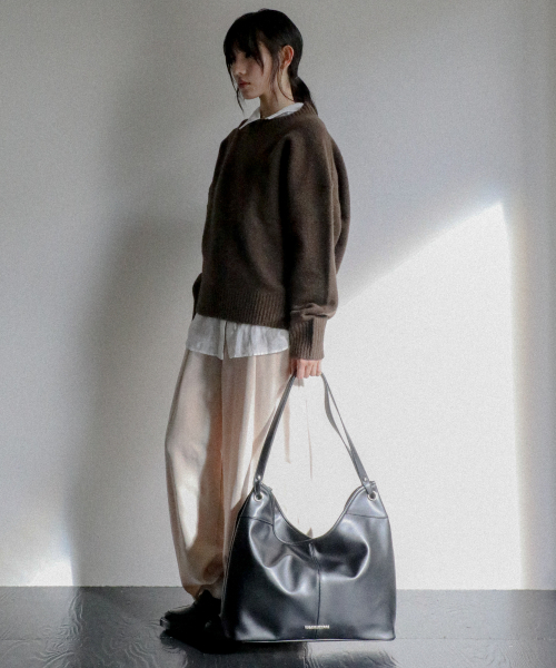 IUGAMAKARAS（イウガマカラス）の「Essential Hobo Shoulder Bag (Black)（ショルダーバッグ・レディース・その他・FREE）」の6枚目の写真