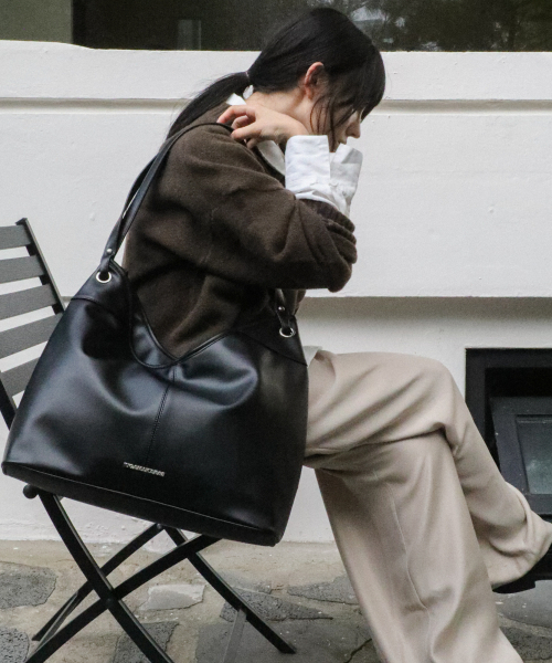 IUGAMAKARAS（イウガマカラス）の「Essential Hobo Shoulder Bag (Black)（ショルダーバッグ・レディース・その他・FREE）」の7枚目の写真
