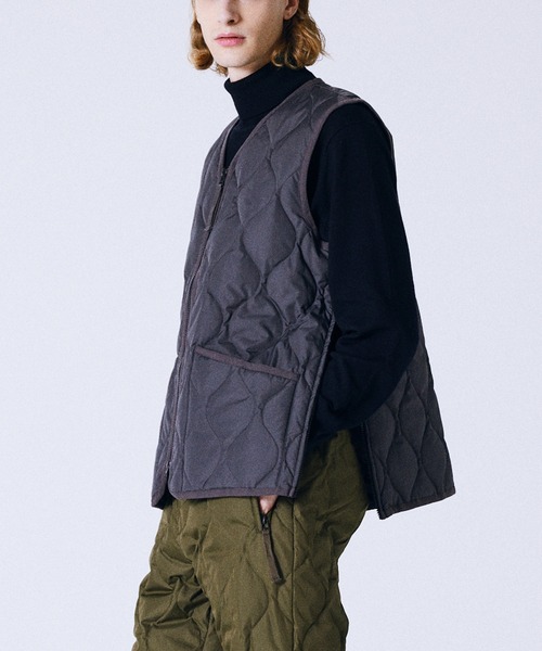 TAION（タイオン）の「【TAION(タイオン)】〈ユニセックス〉ミリタリー Vネックジップ ダウンベスト（ダウンベスト・メンズ・ブラック/ダークネイビー/チャコールグレー/ダークグリーン系5/ダークオリーブ/ブラウン系その他5/オリーブ/チョコ・L/M/S/XS/2XL/XL）」の2枚目の写真