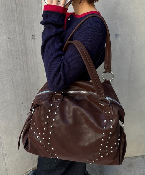 WHO'S WHO gallery（フーズフーギャラリー）の「【WEB限定】STUDDED FAUX LEATHER BOSTON BAG（ボストンバッグ・レディース・アイボリー/ブラック/ダークブラウン/サックスブルー・FREE）」の3枚目の写真