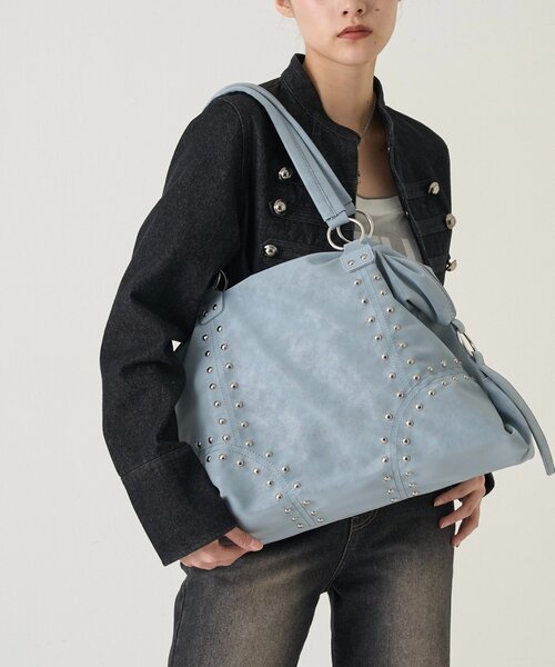 WHO'S WHO gallery（フーズフーギャラリー）の「【WEB限定】STUDDED FAUX LEATHER BOSTON BAG（ボストンバッグ・レディース・アイボリー/ブラック/ダークブラウン/サックスブルー・FREE）」の4枚目の写真