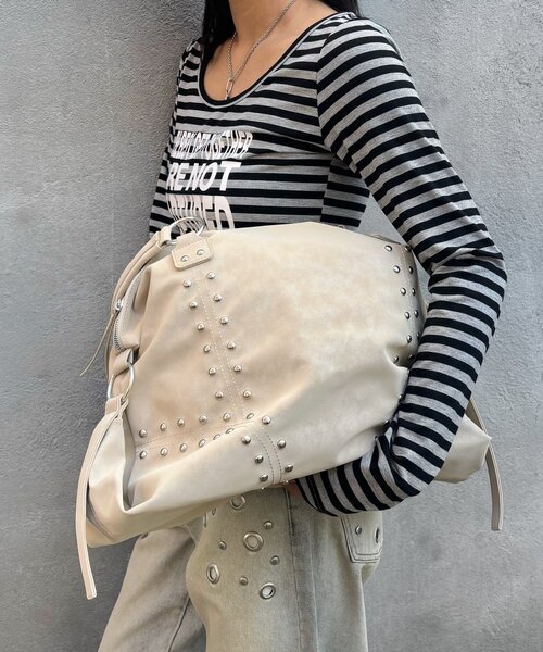 WHO'S WHO gallery（フーズフーギャラリー）の「【WEB限定】STUDDED FAUX LEATHER BOSTON BAG（ボストンバッグ・レディース・アイボリー/ブラック/ダークブラウン/サックスブルー・FREE）」の2枚目の写真