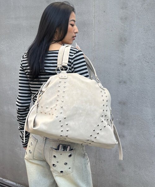 WHO'S WHO gallery（フーズフーギャラリー）の「【WEB限定】STUDDED FAUX LEATHER BOSTON BAG（ボストンバッグ・レディース・アイボリー/ブラック/ダークブラウン/サックスブルー・FREE）」の6枚目の写真