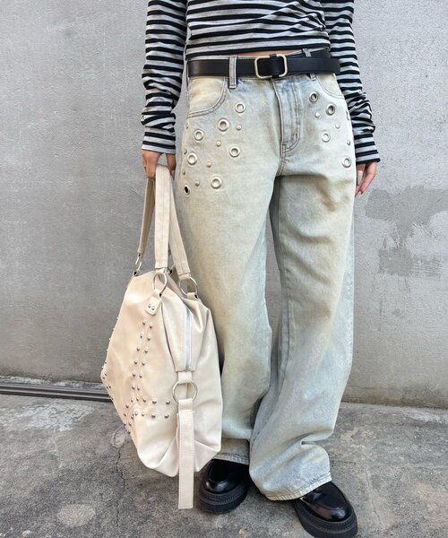 WHO'S WHO gallery（フーズフーギャラリー）の「【WEB限定】STUDDED FAUX LEATHER BOSTON BAG（ボストンバッグ・レディース・アイボリー/ブラック/ダークブラウン/サックスブルー・FREE）」の7枚目の写真