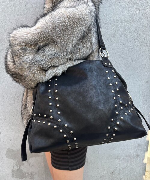 WHO'S WHO gallery（フーズフーギャラリー）の「【WEB限定】STUDDED FAUX LEATHER BOSTON BAG（ボストンバッグ・レディース・アイボリー/ブラック/ダークブラウン/サックスブルー・FREE）」の11枚目の写真