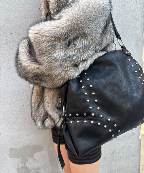 WHO'S WHO gallery（フーズフーギャラリー）の「【WEB限定】STUDDED FAUX LEATHER BOSTON BAG（ボストンバッグ・レディース・アイボリー/ブラック/ダークブラウン/サックスブルー・FREE）」の12枚目の写真