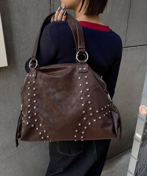 WHO'S WHO gallery（フーズフーギャラリー）の「【WEB限定】STUDDED FAUX LEATHER BOSTON BAG（ボストンバッグ・レディース・アイボリー/ブラック/ダークブラウン/サックスブルー・FREE）」の14枚目の写真