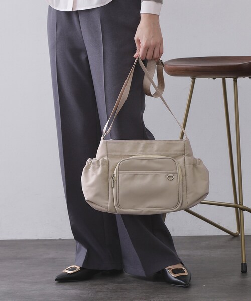 OPAQUE.CLIP（オペークドットクリップ）の「フロントポケット3層デザインショルダーバッグ【マルチポケット】（ショルダーバッグ・レディース・ベージュ/グレー/ブラック・00）」の3枚目の写真