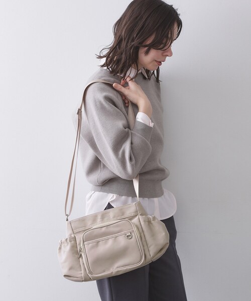 OPAQUE.CLIP（オペークドットクリップ）の「フロントポケット3層デザインショルダーバッグ【マルチポケット】（ショルダーバッグ・レディース・ベージュ/グレー/ブラック・00）」の8枚目の写真