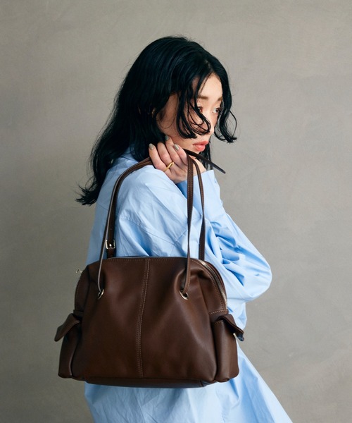 Lutim by u(ルチバイユー)の「サイドポケットダブルハンドルボストンバッグ(ボストンバッグ・レディース・ブラウン/ブラック・FREE)」の17枚目の写真