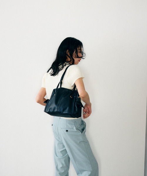 Lutim by u(ルチバイユー)の「サイドポケットダブルハンドルボストンバッグ(ボストンバッグ・レディース・ブラウン/ブラック・FREE)」の9枚目の写真