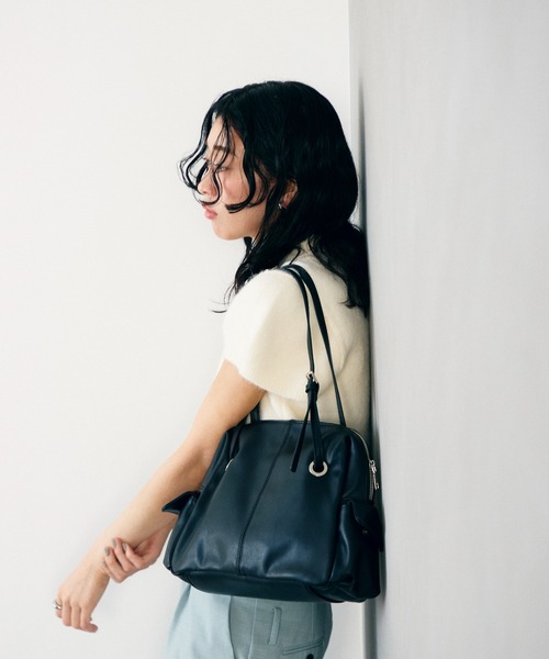 Lutim by u(ルチバイユー)の「サイドポケットダブルハンドルボストンバッグ(ボストンバッグ・レディース・ブラウン/ブラック・FREE)」の3枚目の写真
