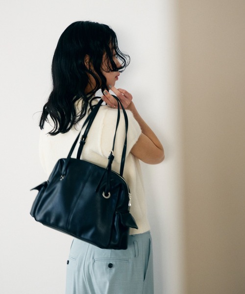 Lutim by u(ルチバイユー)の「サイドポケットダブルハンドルボストンバッグ(ボストンバッグ・レディース・ブラウン/ブラック・FREE)」の4枚目の写真