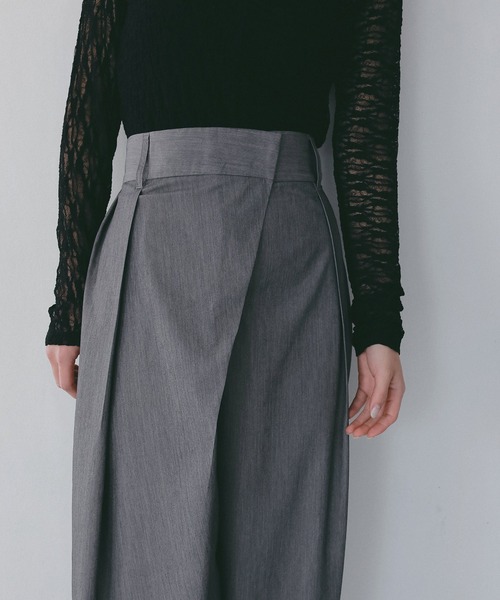 AJUGA.（アジュガ）の「ラップデザイン ツイルパンツ（スラックス・レディース・チャコールグレー/ベージュ・S/M）」の2枚目の写真