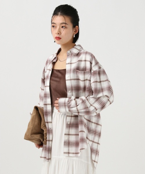 BAYFLOW（ベイフロー）の「Feels FLOWチェックシャツ（シャツ/ブラウス・レディース・イエロー/チャコールグレー/オフホワイト/オレンジ・FREE）」の2枚目の写真