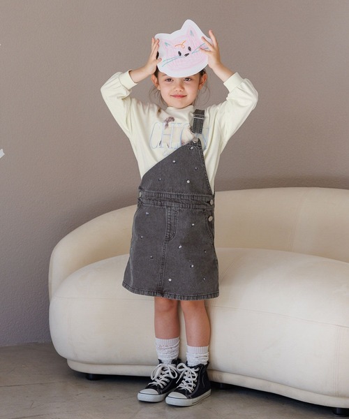 GLOBAL WORK（グローバルワーク）の「フラワー刺繍ジャンスカ/T/629892（サロペット/オーバーオール・キッズ・オフホワイト/ブラック・100cm/110cm/120cm）」の2枚目の写真