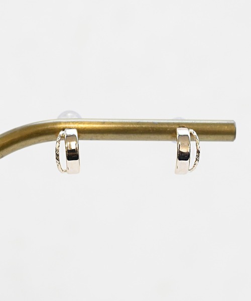sowi(ソーイ)の「K10YG ダブルフープ風 ピアス(ピアス(両耳用)・レディース・ゴールド・フリ-)」の3枚目の写真