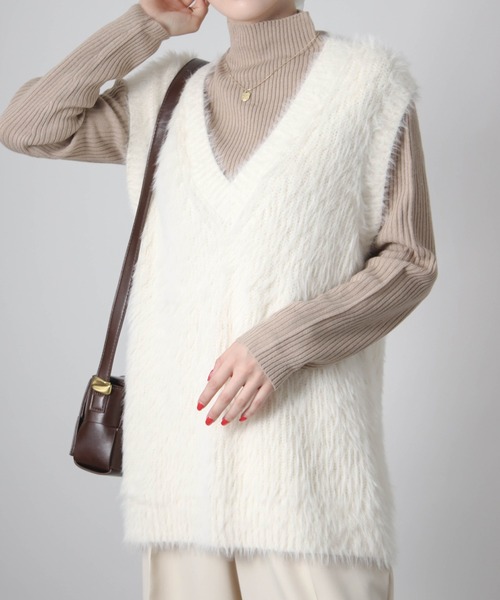 Social GIRL(ソーシャルガール)の「【Social GIRL】Vネック フェザーニット シャギーニット ベスト(ベスト・レディース・アイボリー/ブラック・FREE)」の2枚目の写真