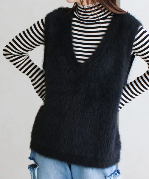 Social GIRL(ソーシャルガール)の「【Social GIRL】Vネック フェザーニット シャギーニット ベスト(ベスト・レディース・アイボリー/ブラック・FREE)」の1枚目の写真