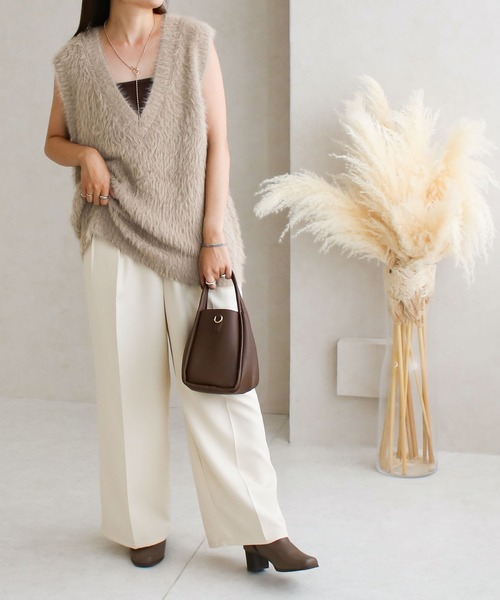 Social GIRL(ソーシャルガール)の「【Social GIRL】Vネック フェザーニット シャギーニット ベスト(ベスト・レディース・アイボリー/ブラック・FREE)」の9枚目の写真