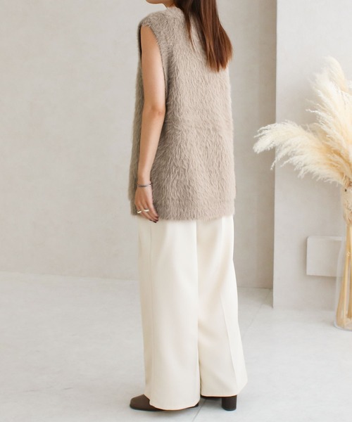 Social GIRL(ソーシャルガール)の「【Social GIRL】Vネック フェザーニット シャギーニット ベスト(ベスト・レディース・アイボリー/ブラック・FREE)」の6枚目の写真