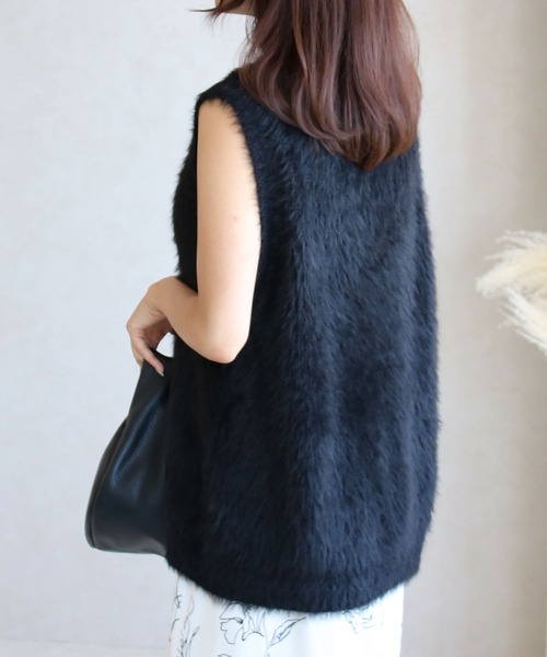 Social GIRL(ソーシャルガール)の「【Social GIRL】Vネック フェザーニット シャギーニット ベスト(ベスト・レディース・アイボリー/ブラック・FREE)」の4枚目の写真