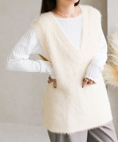 Social GIRL(ソーシャルガール)の「【Social GIRL】Vネック フェザーニット シャギーニット ベスト(ベスト・レディース・アイボリー/ブラック・FREE)」の13枚目の写真