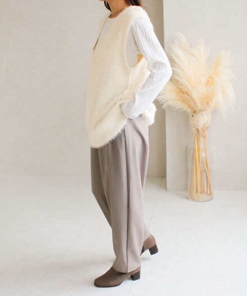 Social GIRL(ソーシャルガール)の「【Social GIRL】Vネック フェザーニット シャギーニット ベスト(ベスト・レディース・アイボリー/ブラック・FREE)」の11枚目の写真