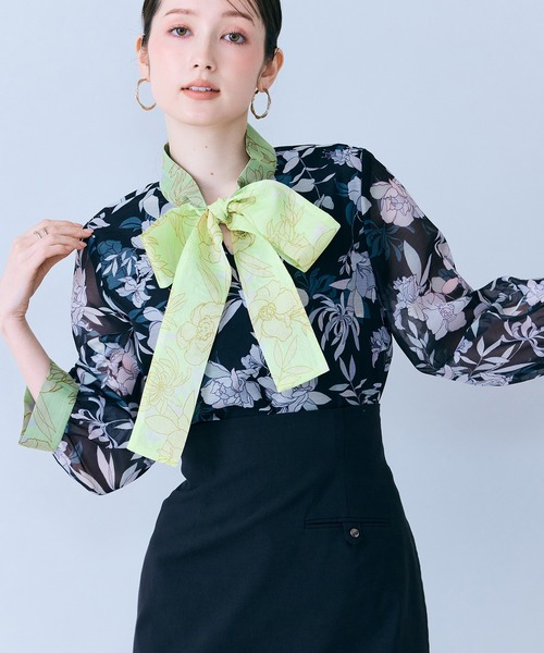 Audie a Muses（オーディアミューズ）の「フラワーパネルプリントブラウス（シャツ/ブラウス・レディース・ベージュ/ブラック・38/40/42）」の2枚目の写真