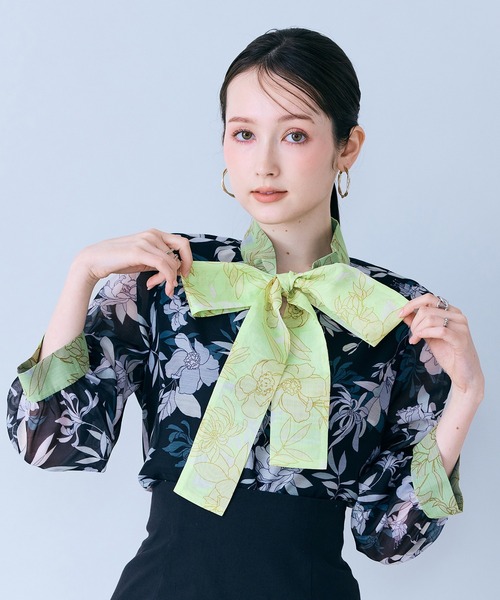 Audie a Muses（オーディアミューズ）の「フラワーパネルプリントブラウス（シャツ/ブラウス・レディース・ベージュ/ブラック・38/40/42）」の3枚目の写真