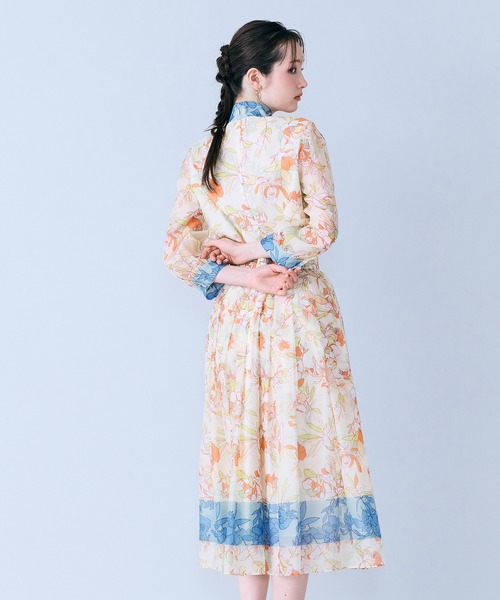 Audie a Muses（オーディアミューズ）の「フラワーパネルプリントブラウス（シャツ/ブラウス・レディース・ベージュ/ブラック・38/40/42）」の16枚目の写真