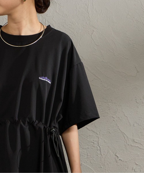THOUSAND MILE（サウザンドマイル）の「[THOUSAND MILE/サウザンド マイル] 別注 ワンポイントロゴ刺繍 ウエストドローコードチュニックTシャツ（Tシャツ/カットソー・レディース・チャコール/カーキ/ブラック・F）」の16枚目の写真