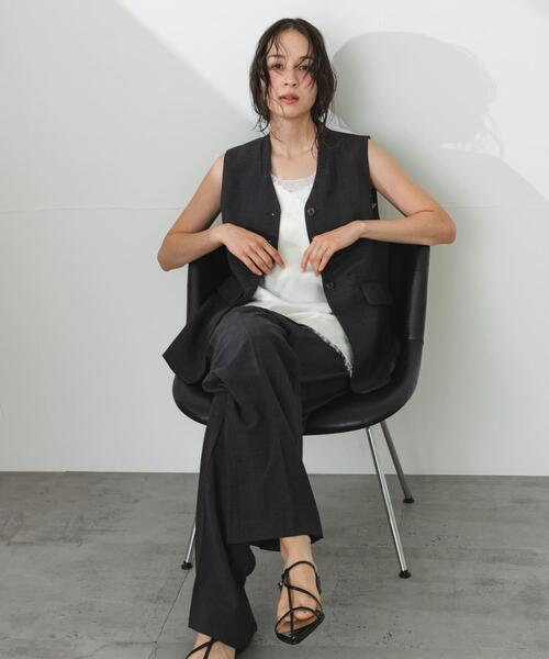 SENSE OF PLACE by URBAN RESEARCH(センスオブプレイスバイアーバンリサーチ)の「『UR TECH DRYLUXE』リネンライクジレ(ベスト・レディース・ライトベージュ/チャコールグレー・ONE)」の2枚目の写真
