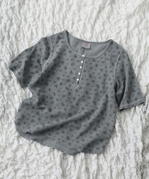 JEMORGAN(ジェーイーモーガン)の「JEMORGAN ワッフル花柄ピグメント加工H/Sヘンリー(パック) 半袖(Tシャツ/カットソー・レディース・グリーン/イエロー/ブルー/グレー・F)」の1枚目の写真