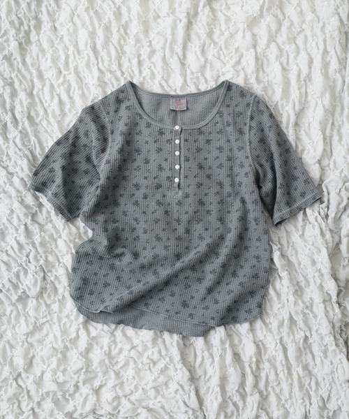 JEMORGAN(ジェーイーモーガン)の「JEMORGAN ワッフル花柄ピグメント加工H/Sヘンリー(パック) 半袖(Tシャツ/カットソー・レディース・グリーン/イエロー/ブルー/グレー・F)」の5枚目の写真