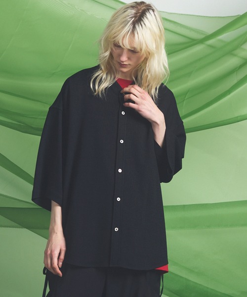MAISON SPECIAL（メゾンスペシャル）の「《UNISEX》Dryamundsen KIMONO V-collar Prime-Over Side Gathers Short Sleeve Shirt/ドライアムンゼンキモノVカラープライムオーバーサイドギャザーショートスリーブシャツ【MAISON SPECIAL/メゾンスペシャル】■セットアップ対応■（シャツ/ブラウス・メンズ・チャコールグレー/ブラック/アイボリー・2/1/0）」の3枚目の写真