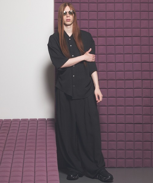 MAISON SPECIAL（メゾンスペシャル）の「《UNISEX》Dryamundsen KIMONO V-collar Prime-Over Side Gathers Short Sleeve Shirt/ドライアムンゼンキモノVカラープライムオーバーサイドギャザーショートスリーブシャツ【MAISON SPECIAL/メゾンスペシャル】■セットアップ対応■（シャツ/ブラウス・メンズ・チャコールグレー/ブラック/アイボリー・2/1/0）」の6枚目の写真